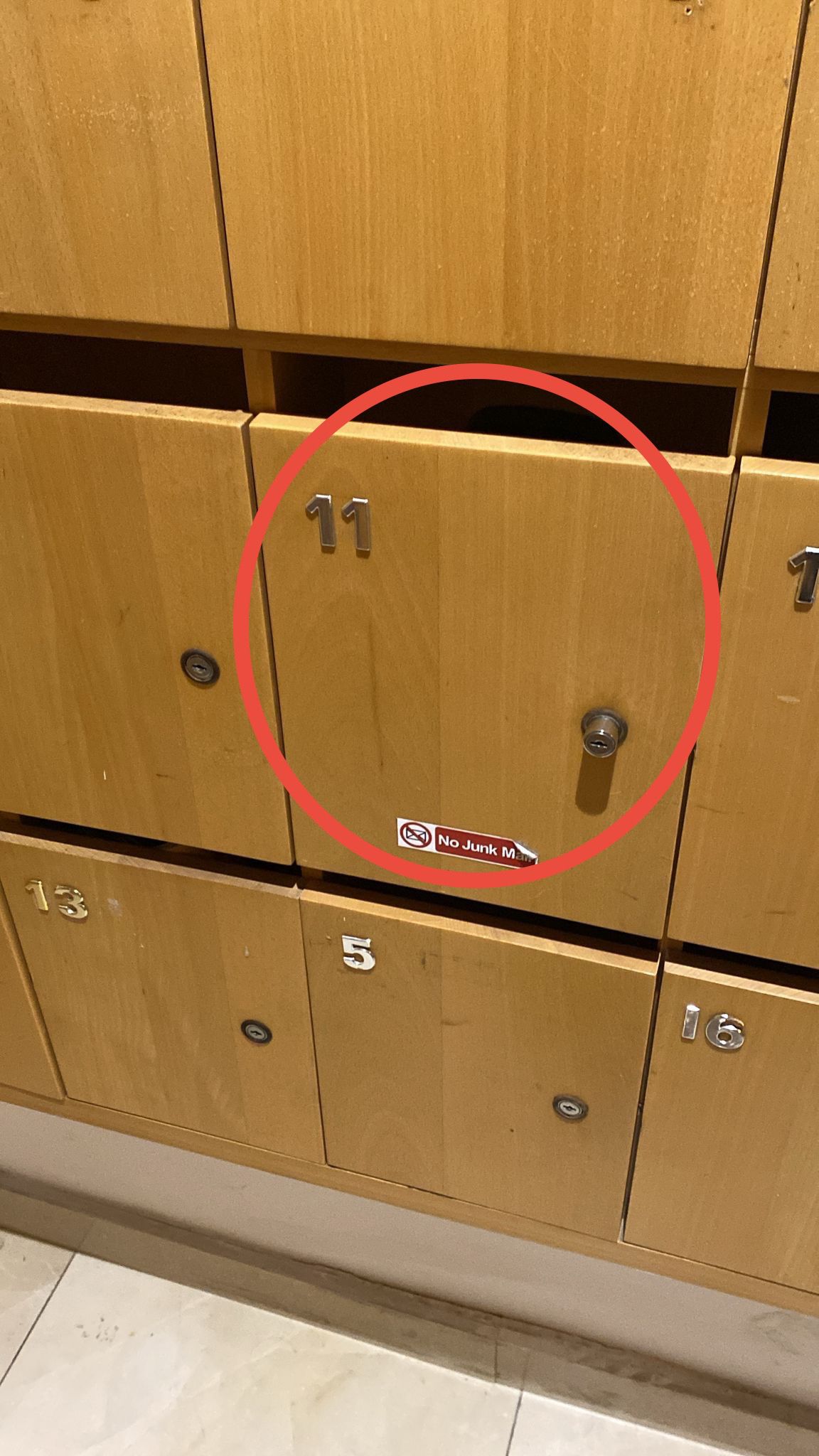 Postbox 11 with locker